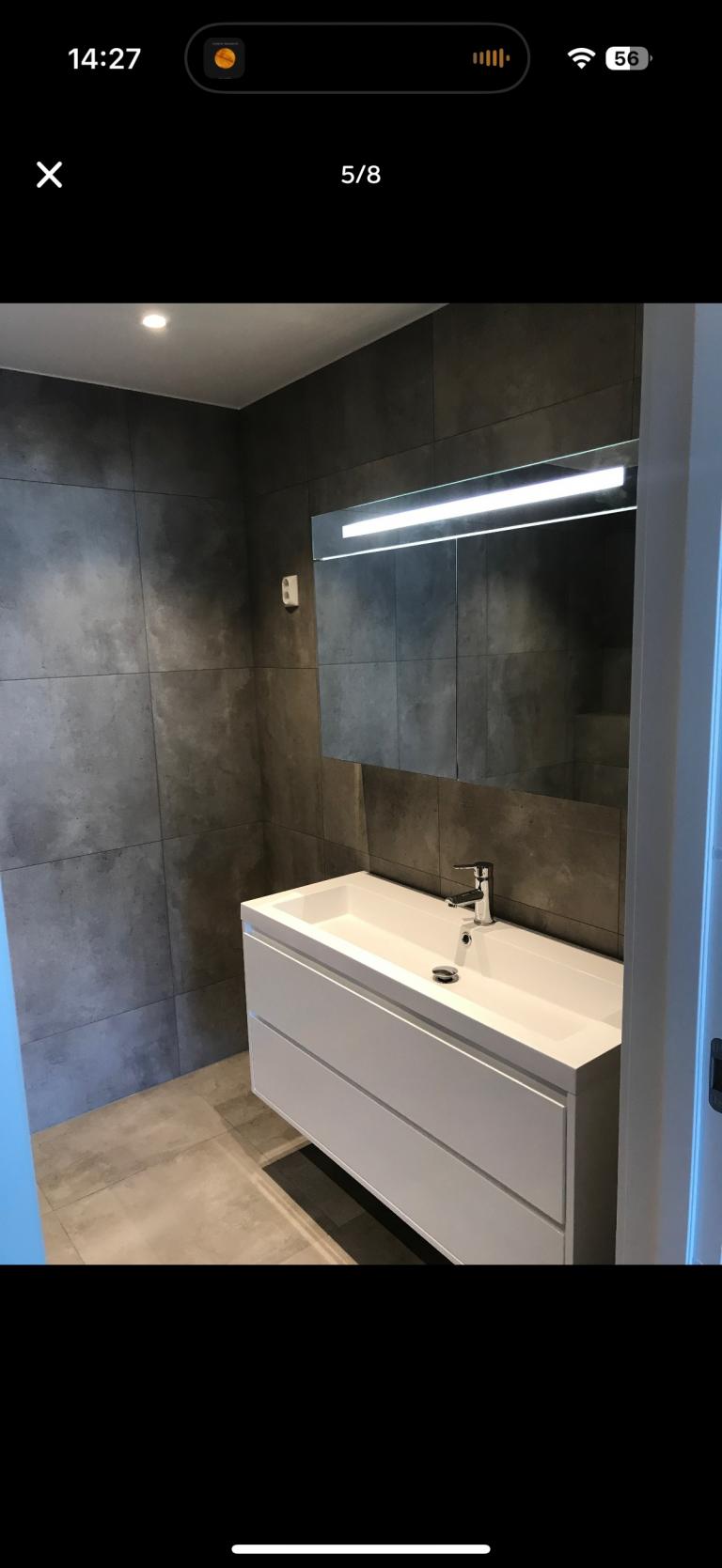 Stort og moderne bad med vaskemaskin som følger med hybelen (fremkommer ikke på bildet)